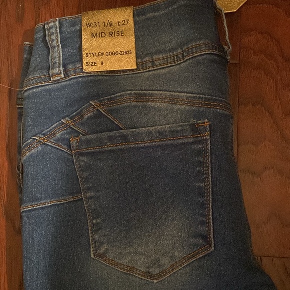 Women’s Size 9, Distressed Denim Ankle Jeans - Picture 6 of 10